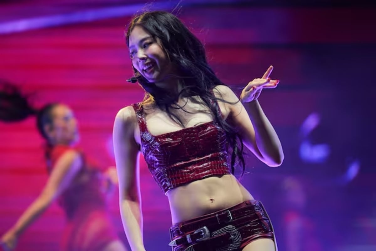 “Aku mencintaimu, Bu!” Blackpink’s Jennie berteriak di Korea di Coachella, melelehkan hati penggemar “Aku mencintaimu, Bu!” Blackpink’s Jennie berteriak di Korea di Coachella, melelehkan hati penggemar