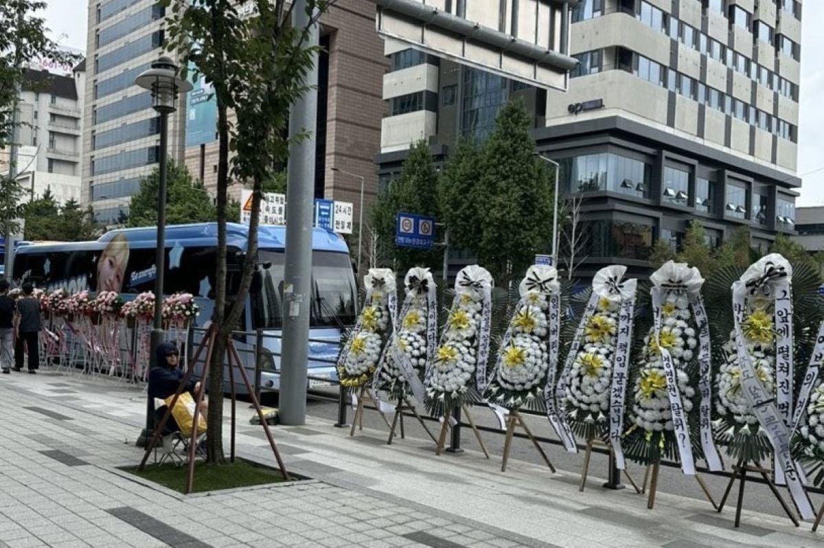 Netizen mendiskusikan bagaimana penggemar Newjeans menyelenggarakan protes karangan bunga pemakaman di depan bus ulang tahun Le Sserafim Chaewon
