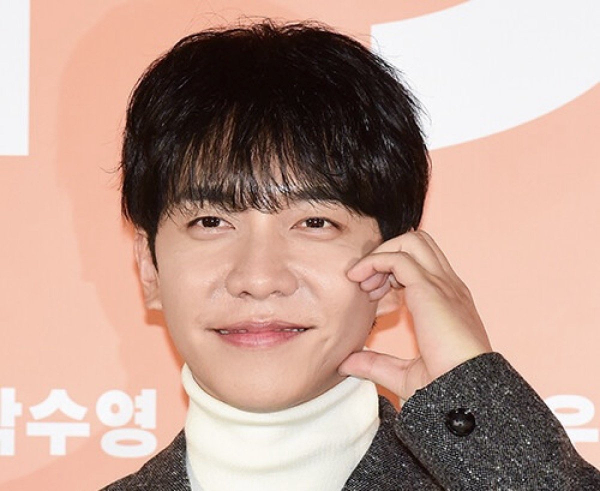 Lee Seung Gi meminta maaf dan Severs berhubungan dengan mertua setelah skandal manipulasi saham ayah mertua