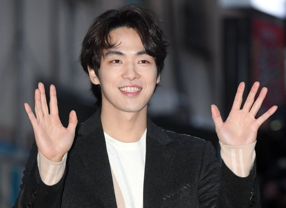 Kim Jung Hyun menandatangani kontrak eksklusif dengan manajemen Siseon, agen yang sama dengan Shin Hye Sun