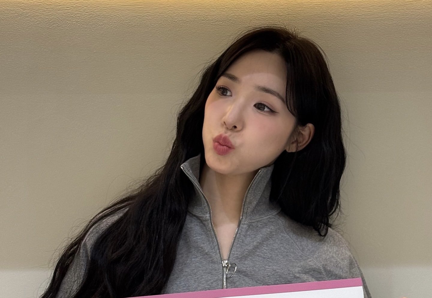 Tiffany Young memikat dengan visual yang sempurna di konser solo pertama dalam 6 tahun