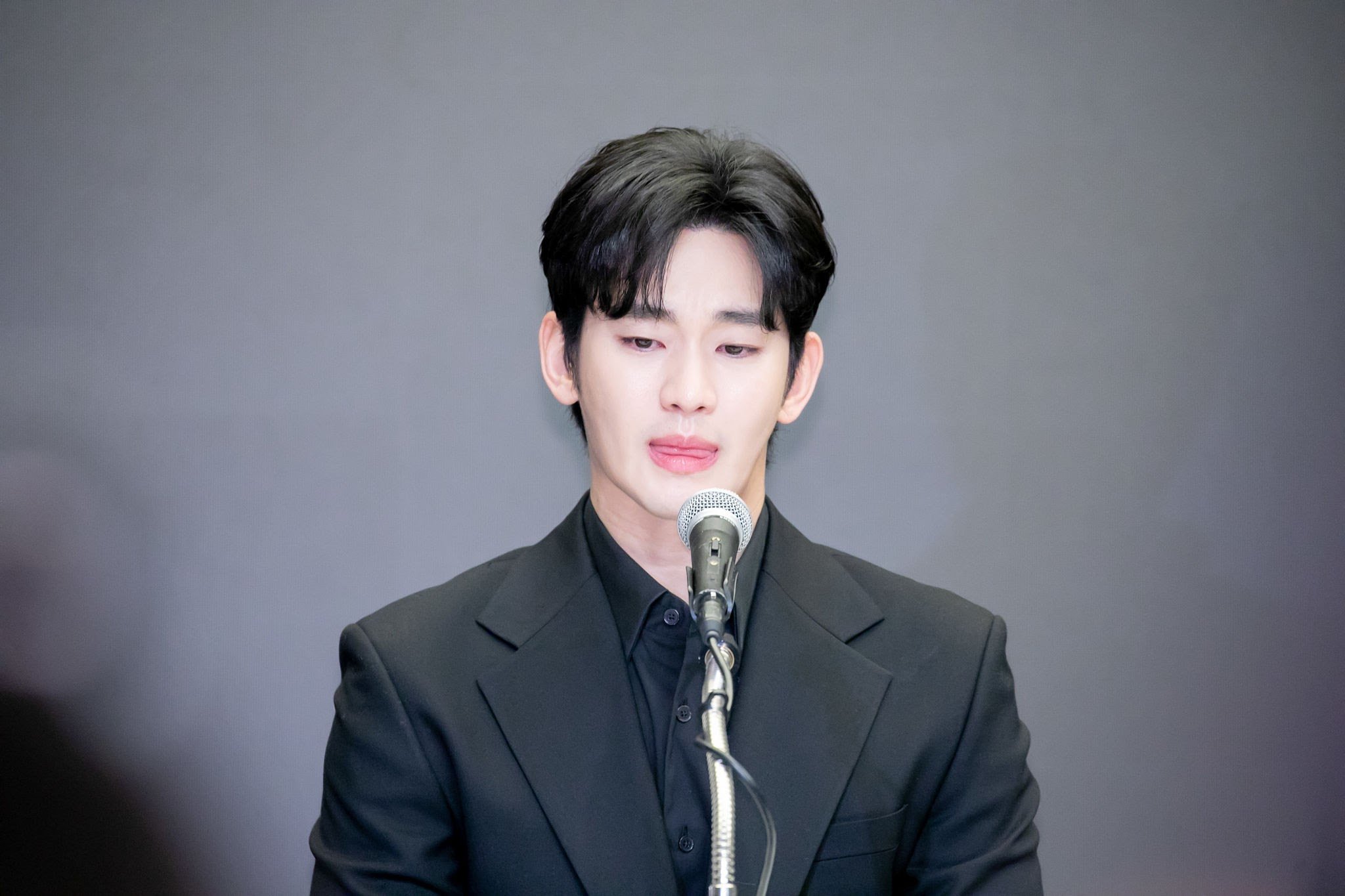 Tim hukum Kim Soo Hyun menanggapi klaim Garosero Research Institute “yang diunduh gambar dari Internet, akan mengejar tindakan hukum”