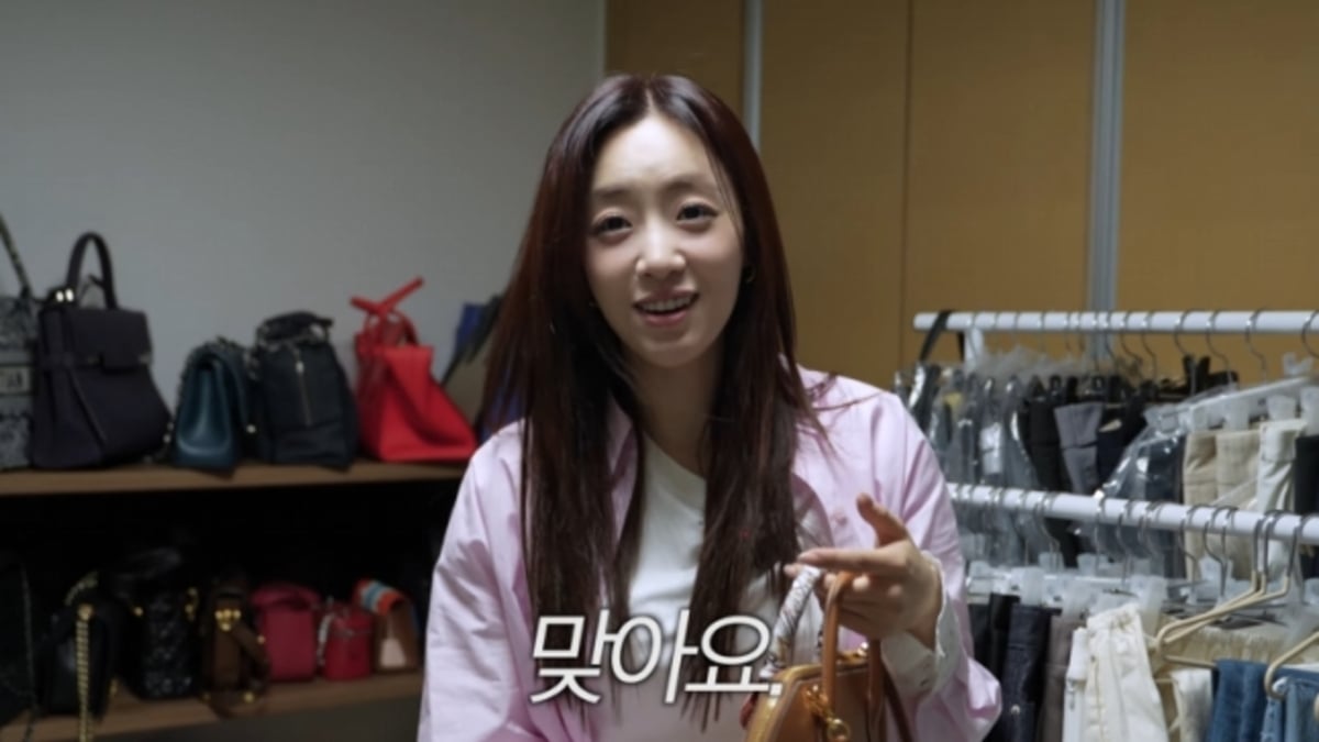 Mantan anggota T-ara Hahm Eunjung memamerkan tas mewah yang dibeli dengan cicilan “Itu mahal, tapi sepadan”