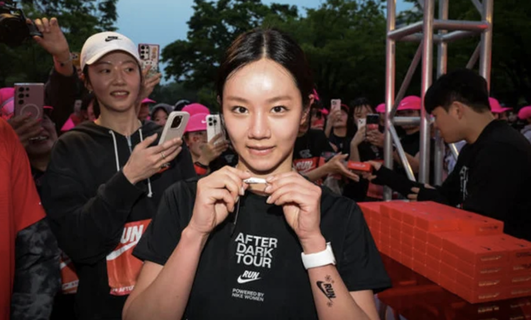 Hyeri bergabung dengan 7.000 pelari wanita untuk acara ‘Nike’s After Dark Tour Seoul 10k’