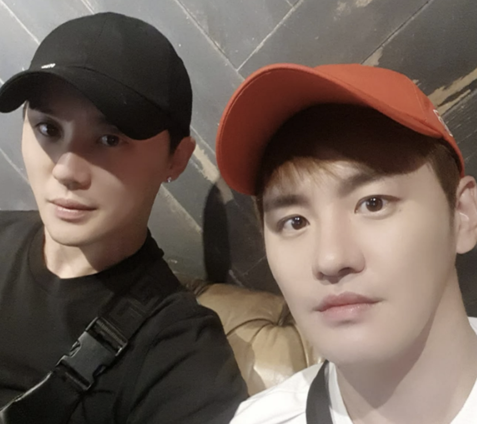 Junsu menjadi paman sebagai saudara kembar Kim Moo Young menyambut si kembar dan mengumumkan pernikahan