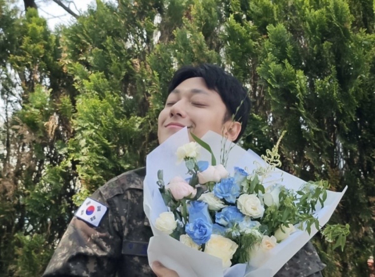 Lee do Hyun berterima kasih kepada penggemar dan kolega militer setelah menyelesaikan dinas
