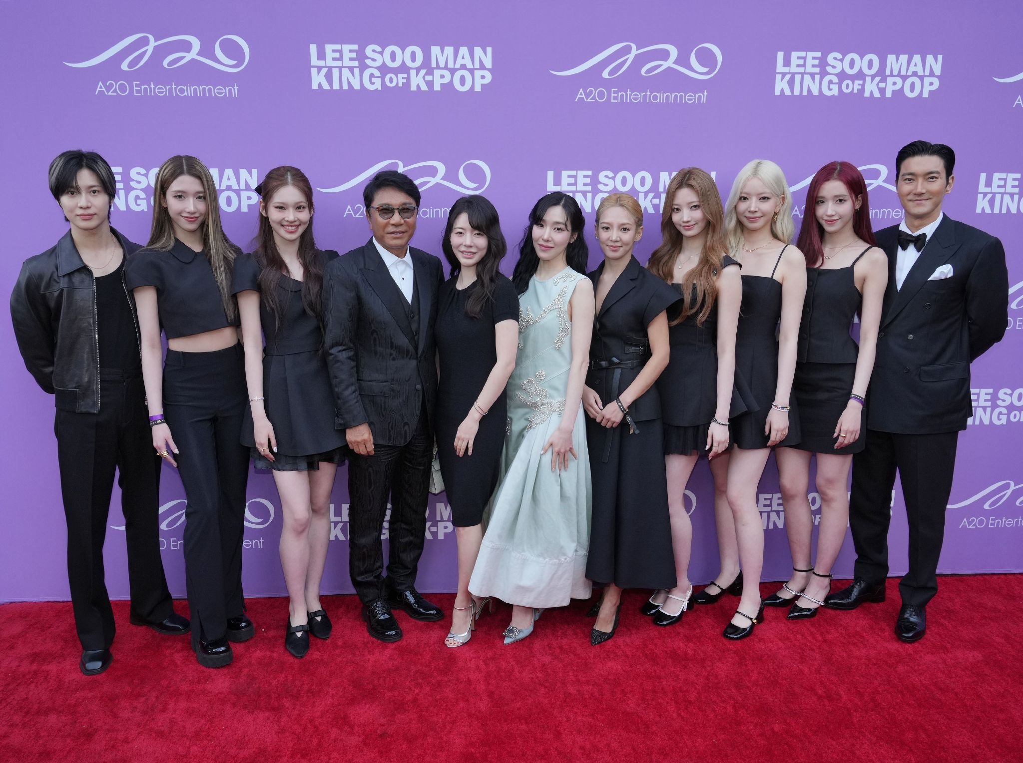 Lee Soo Man, anggota generasi perempuan, Taemin, Siwon, dan lainnya menghadiri pemutaran perdana ‘Lee Soo Man: The King of K-Pop’ di LA