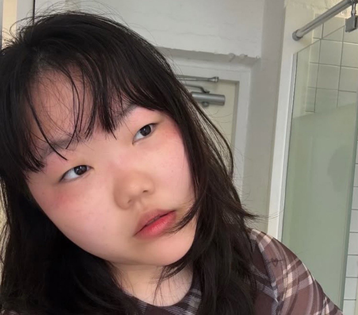 Lee Suhyun dari Akmu mengungkapkan “Top Mask Tan Line” yang tak terduga setelah Jeju Bike Ride