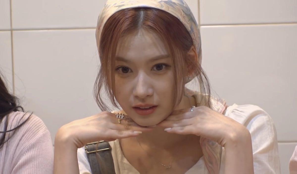 Sana dua kali mengungkapkan bahwa dia pernah berencana untuk melarikan diri sebelum debut