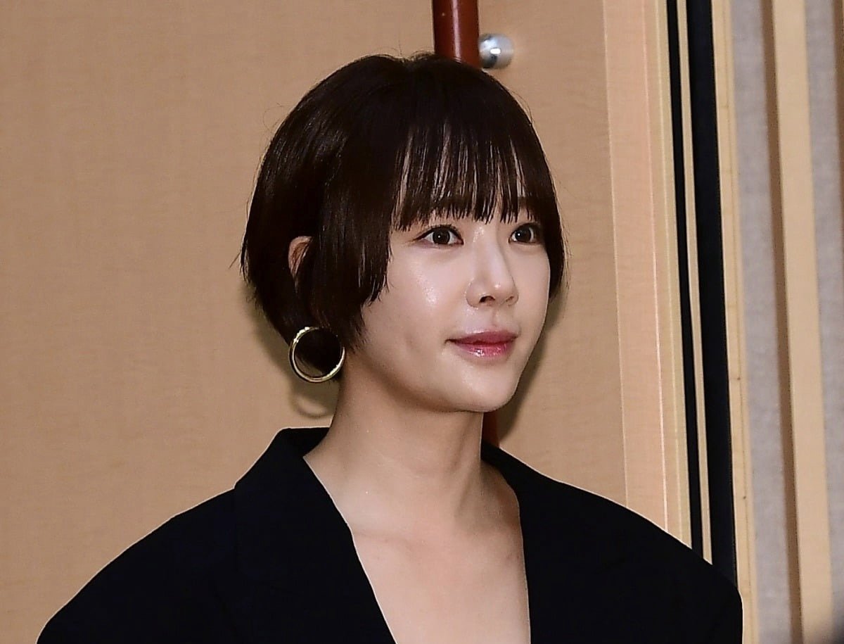 Hwang Jung Eum membayar dua pertiga dari dana yang digelundukan, janji untuk menyelesaikan hutang yang tersisa