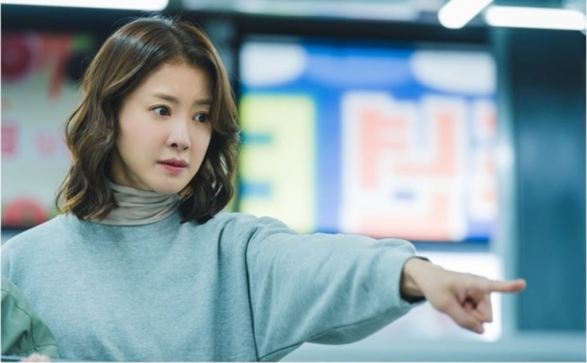 Lee Si Young berbagi pembaruan positif dua bulan setelah perceraian saat dia memimpin dalam komedi detektif yang dipimpin wanita 'Salon de Holmes'