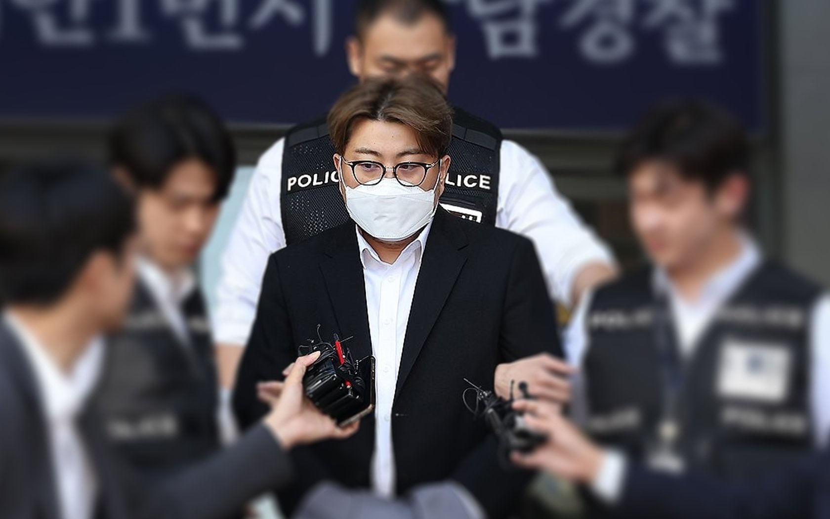 Fandom Kim Ho Joong terus mendukung penyanyi itu meskipun hukuman penjara 30 bulan