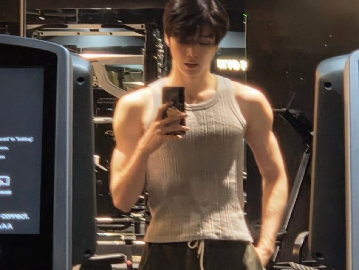 RIIZE’s Sungchan draws attention with his “baby face, gym body” contrast