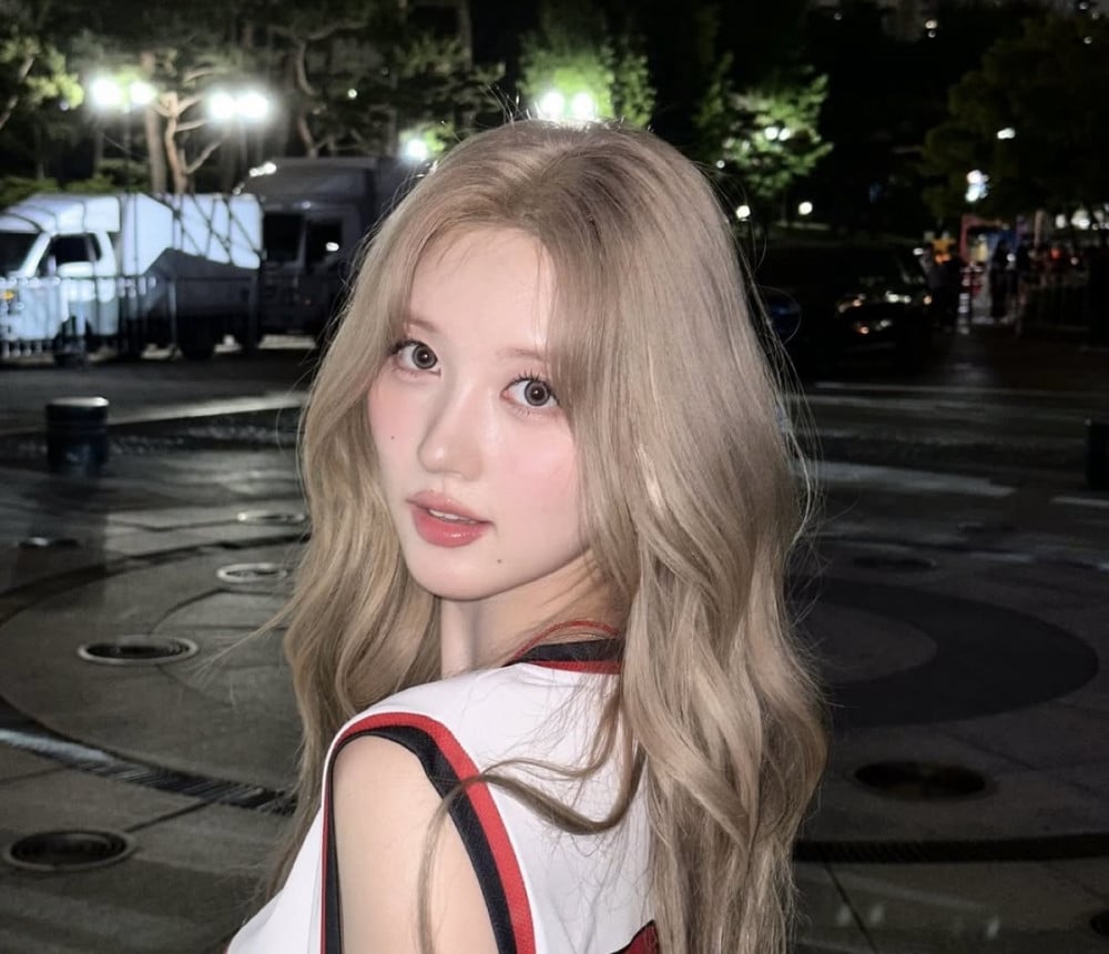 Ive's Gaeul Throws First Pitch at KBO League Match