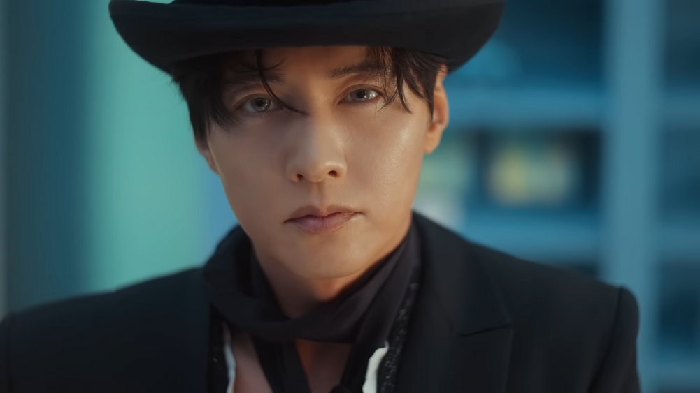 Won Bin captivates with his 'never-aging' visuals in a new commercial