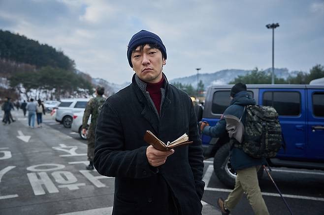 Son Suk Ku memerankan karakter detektif dalam serial terbarunya, The Ninth Puzzle.