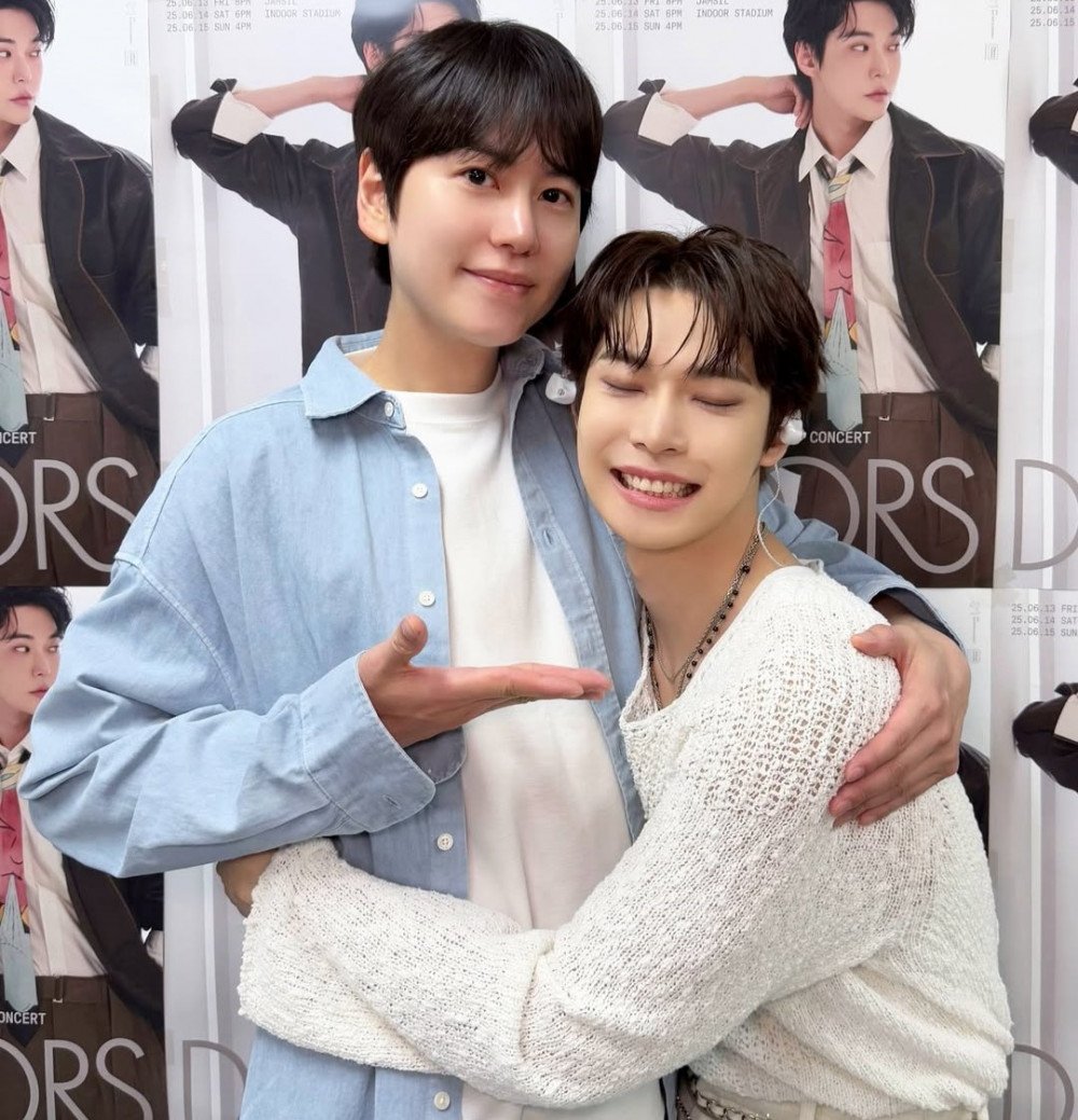 Doyoung NCT menyanyikan lagu ulang tahun untuk Hoshi SEVENTEEN di konser DOORS