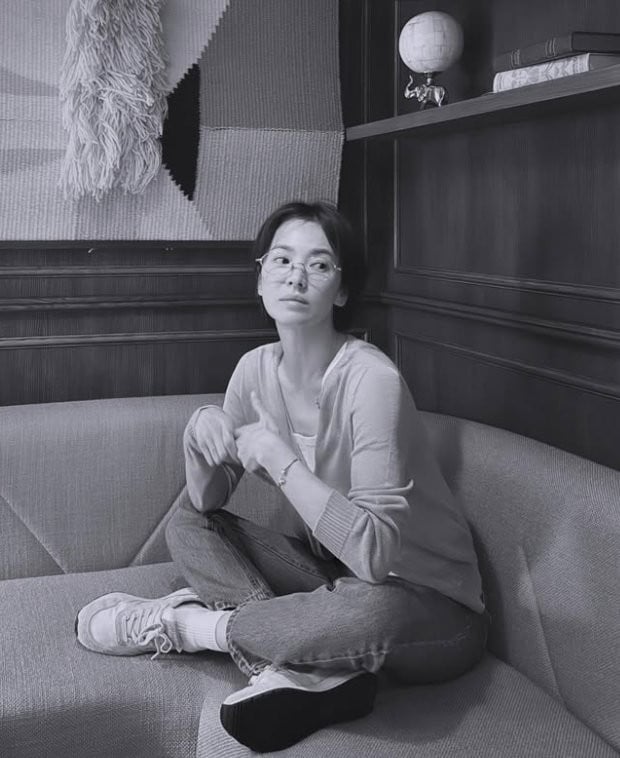Song Hye Kyo dalam pose elegan