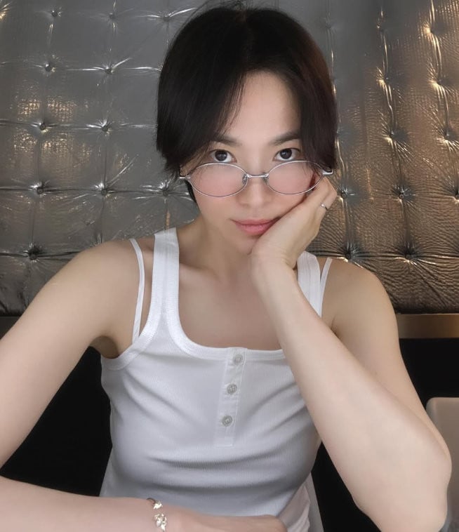 Song Hye Kyo tersenyum tipis
