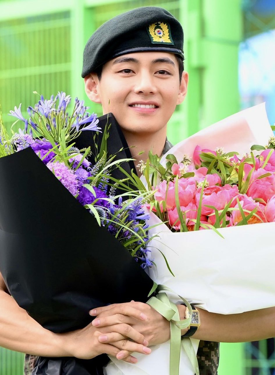 Kim Taehyung tersenyum setelah keluar dari militer