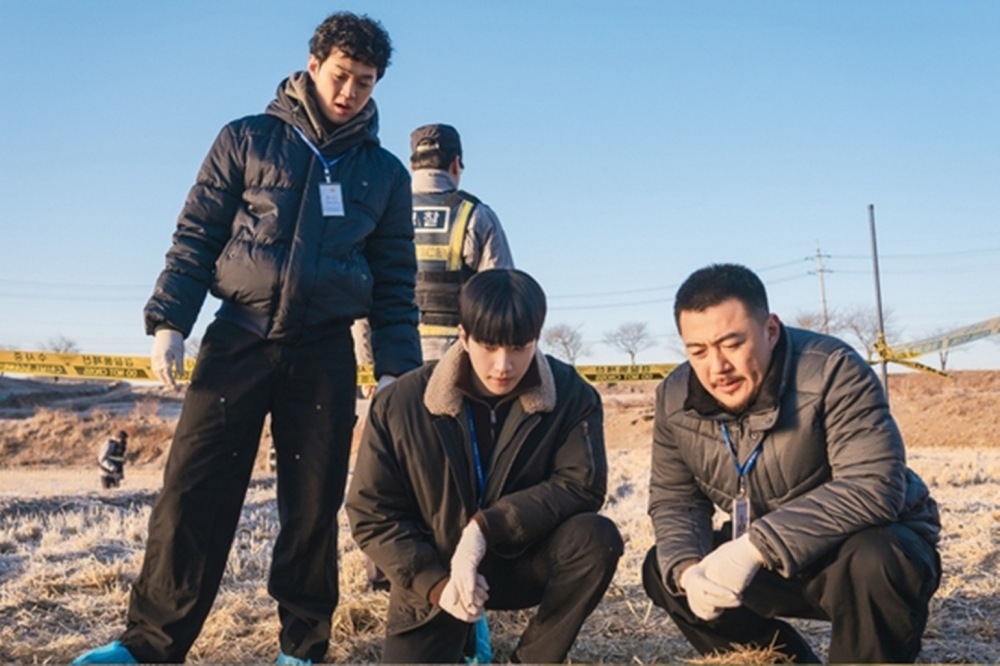 Park Yong Woo as Yoon Jo Kyun