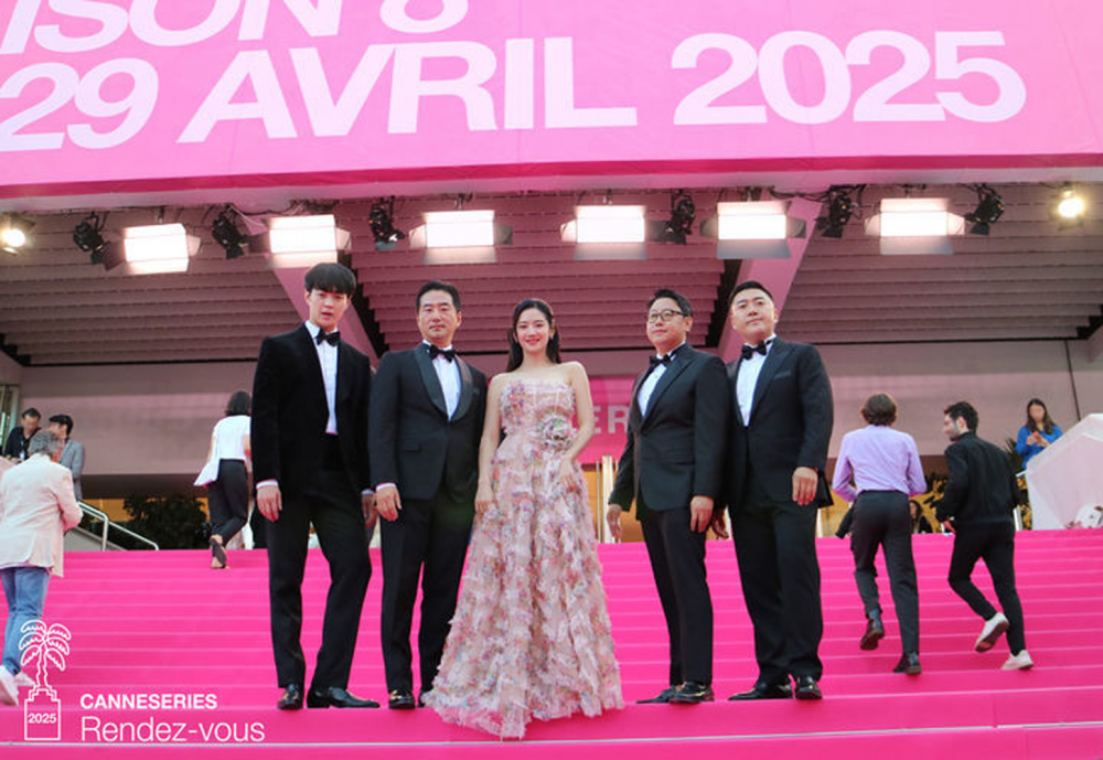 Director Lee Jung Hoon and cast at press conference
