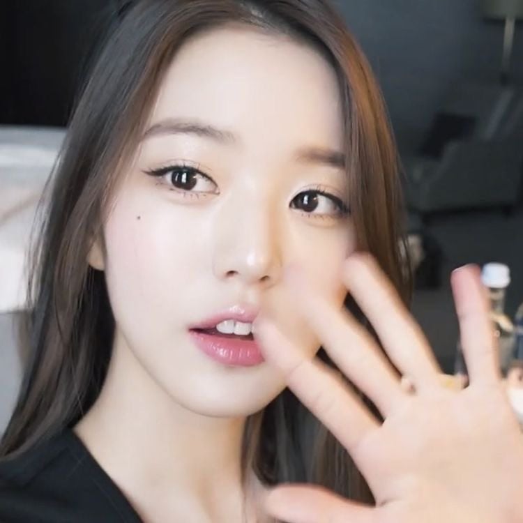 Jang Wonyoung in natural look