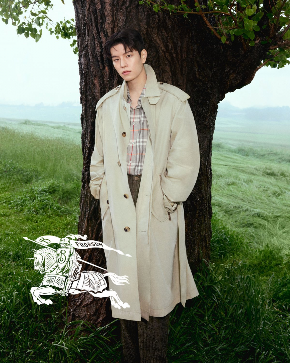 Seungmin Stray Kids berpose dalam busana Burberry, menonjolkan gaya uniknya.