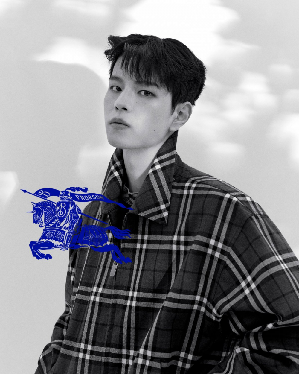 Seungmin Stray Kids dalam sesi foto untuk Burberry, menampilkan ekspresi karismatik.