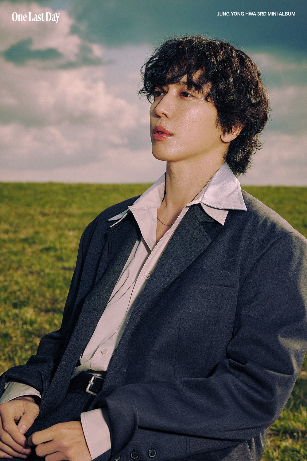 Jung Yonghwa dalam foto konsep 'One Last Day' duduk di sofa yang hangus