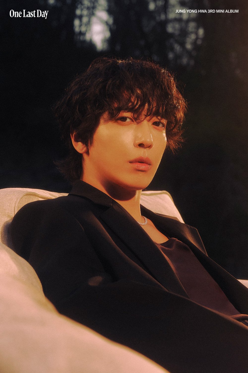 Jung Yonghwa dalam foto konsep 'One Last Day' dengan tampilan artistik
