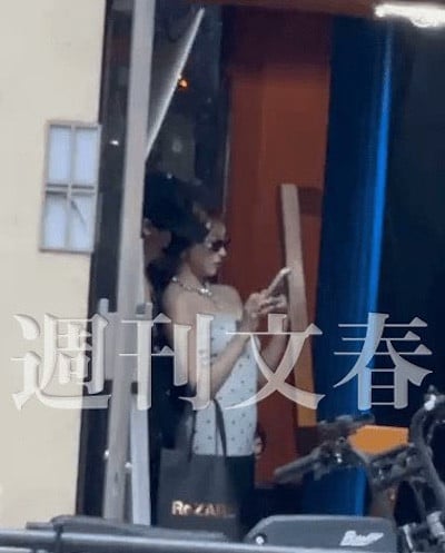 Ju Hak Nyeon dan Asuka Kirara berjalan bersama