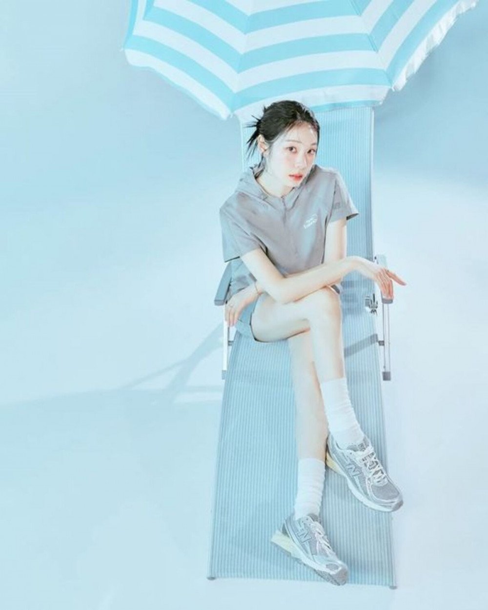 Potret close-up Kim Yuna, menunjukkan kecantikan tak lekang oleh waktu.