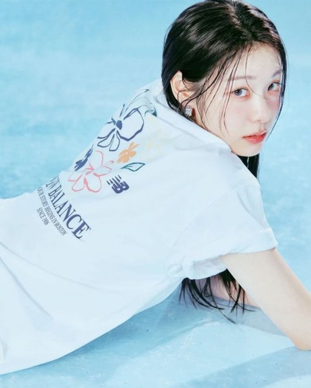 Kim Yuna menunjukkan postur atletis dan karisma dalam pemotretan.