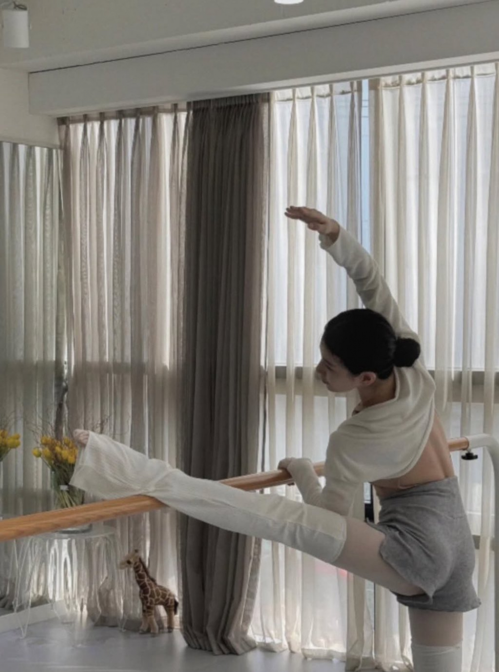 Suzy berpose di studio balet