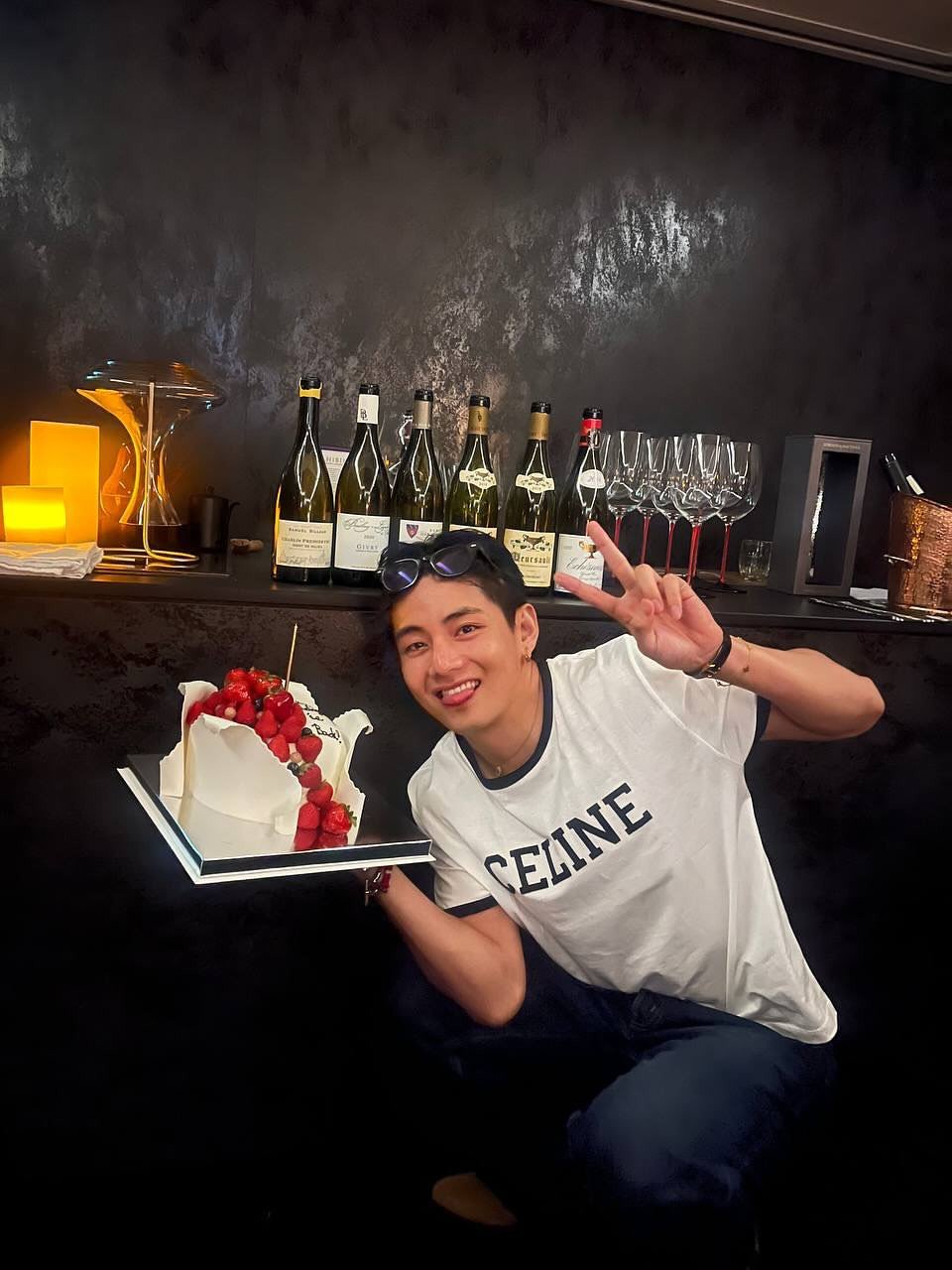 Taehyung BTS dengan kue perayaan