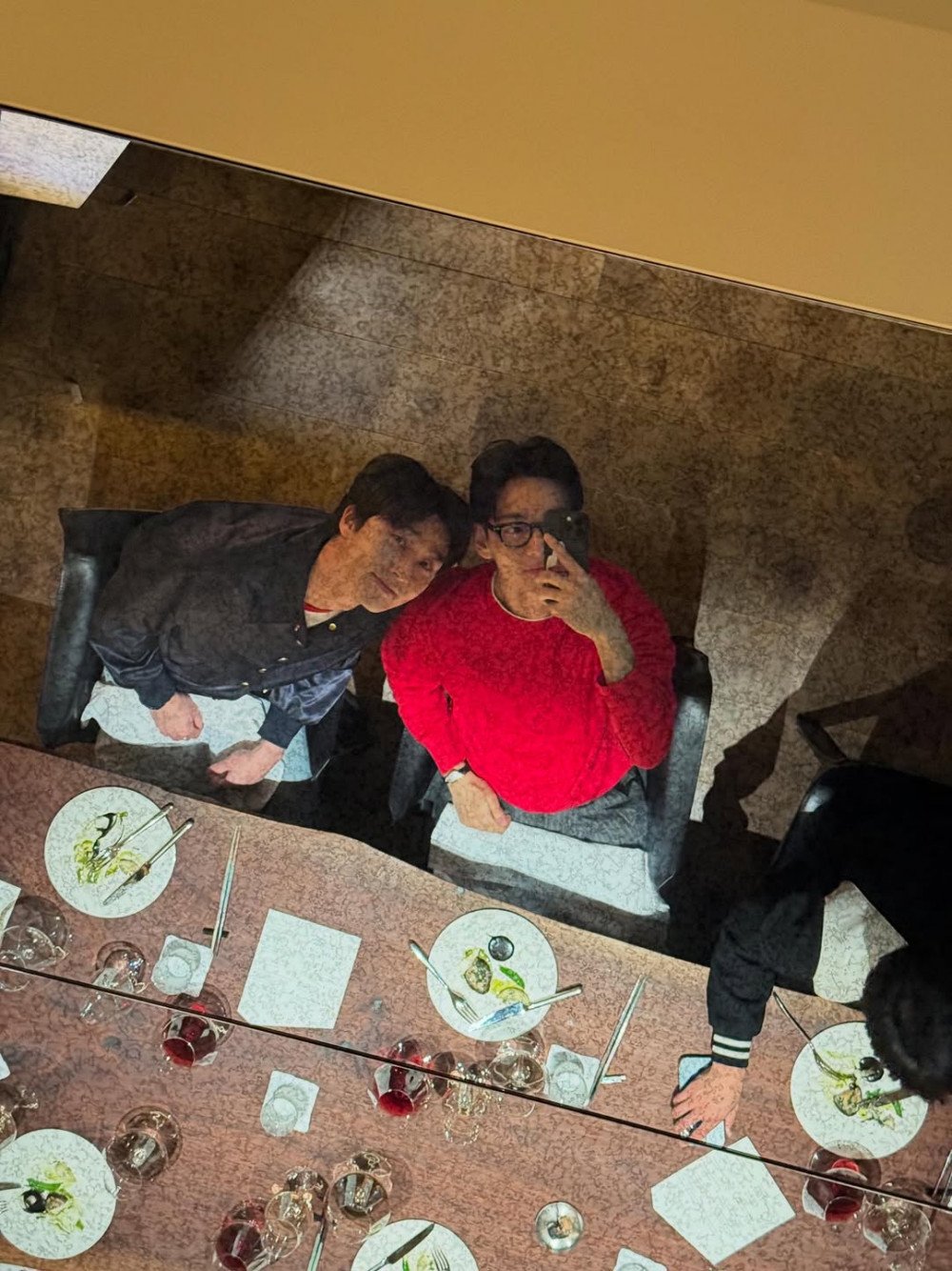 Kim Taehyung dan Park Seo-joon selfie cermin