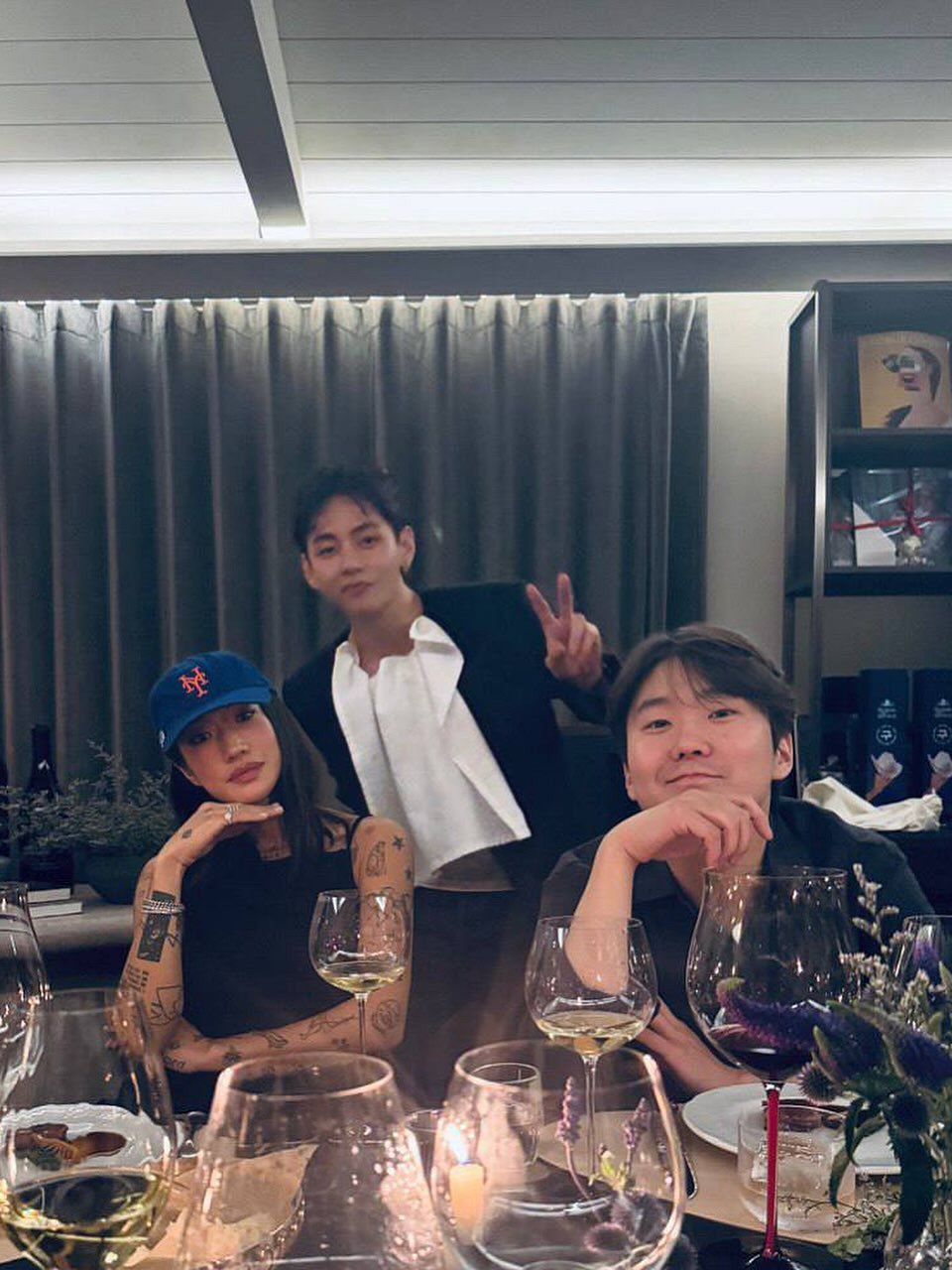 Kim Taehyung V BTS tampil dandy dengan kacamata