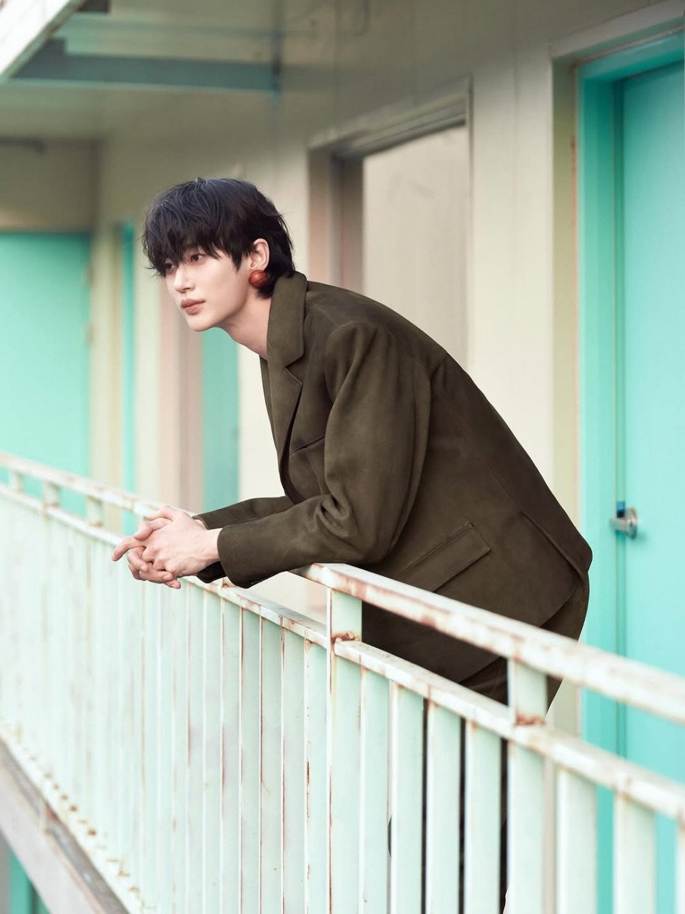 Byeon Woo Seok dengan anting unik
