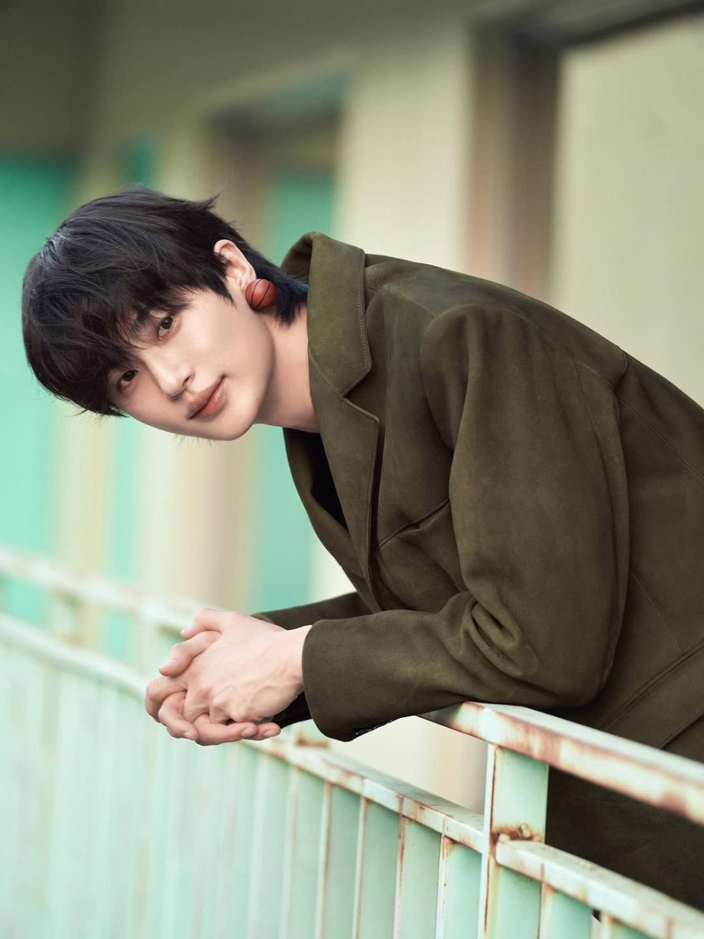 Potret close-up Byeon Woo Seok untuk Prada