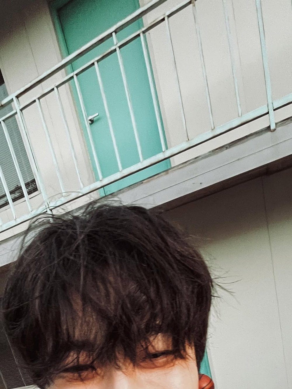 Byeon Woo Seok berpose dengan gaya gelap
