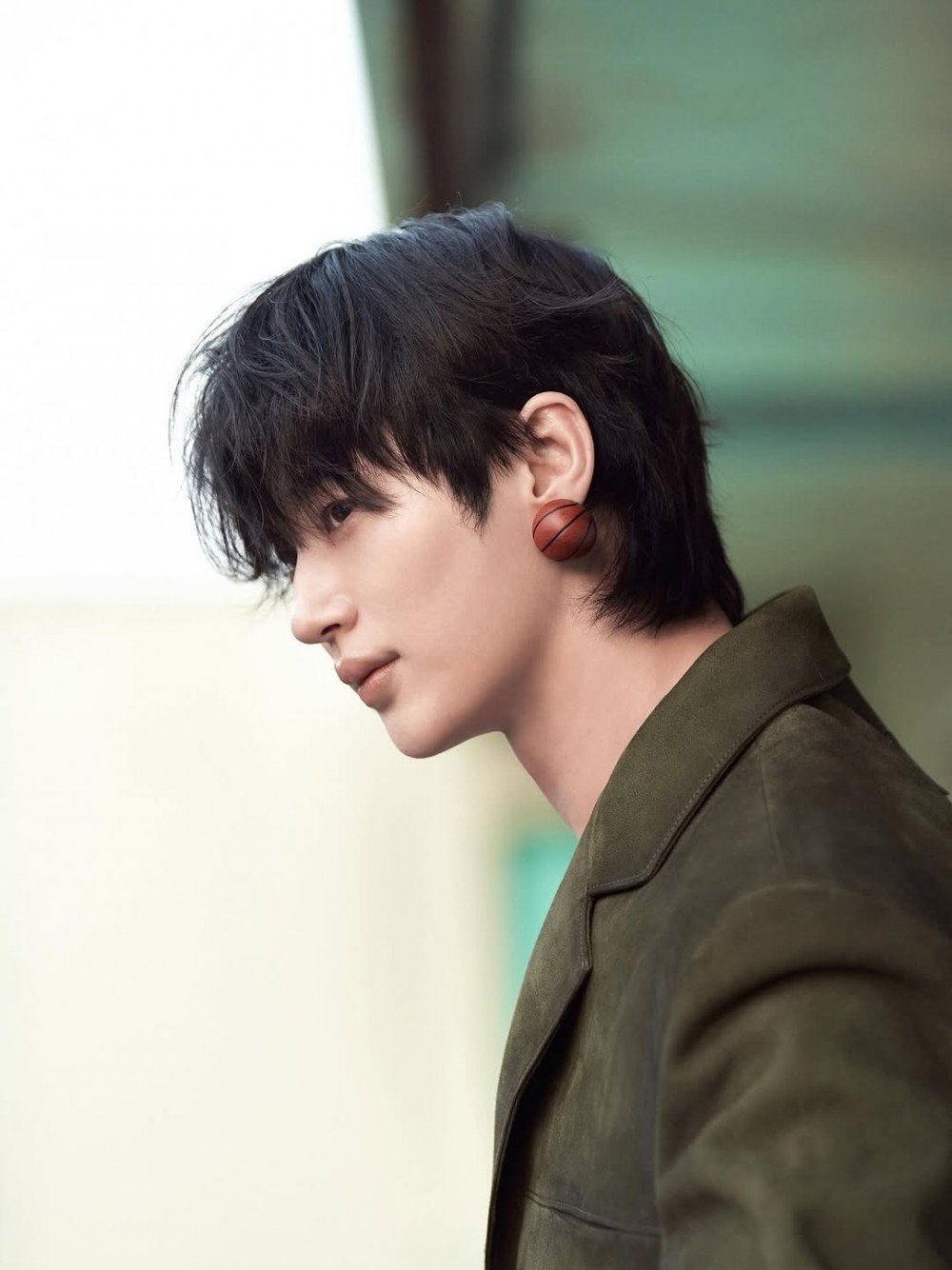 Byeon Woo Seok dalam set pemotretan Prada