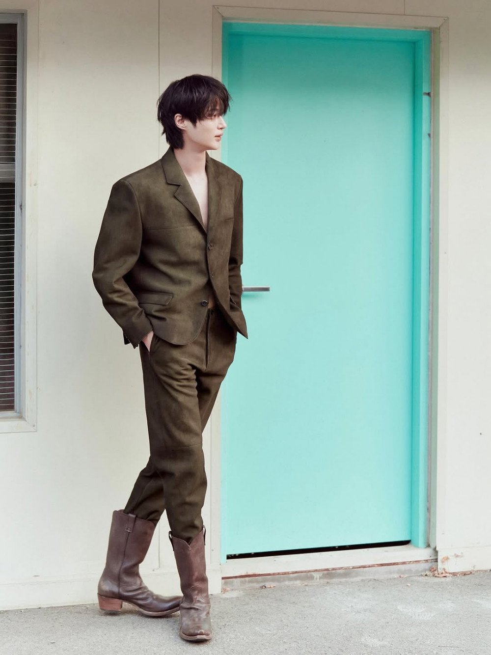 Gaya Byeon Woo Seok dengan sepatu bot