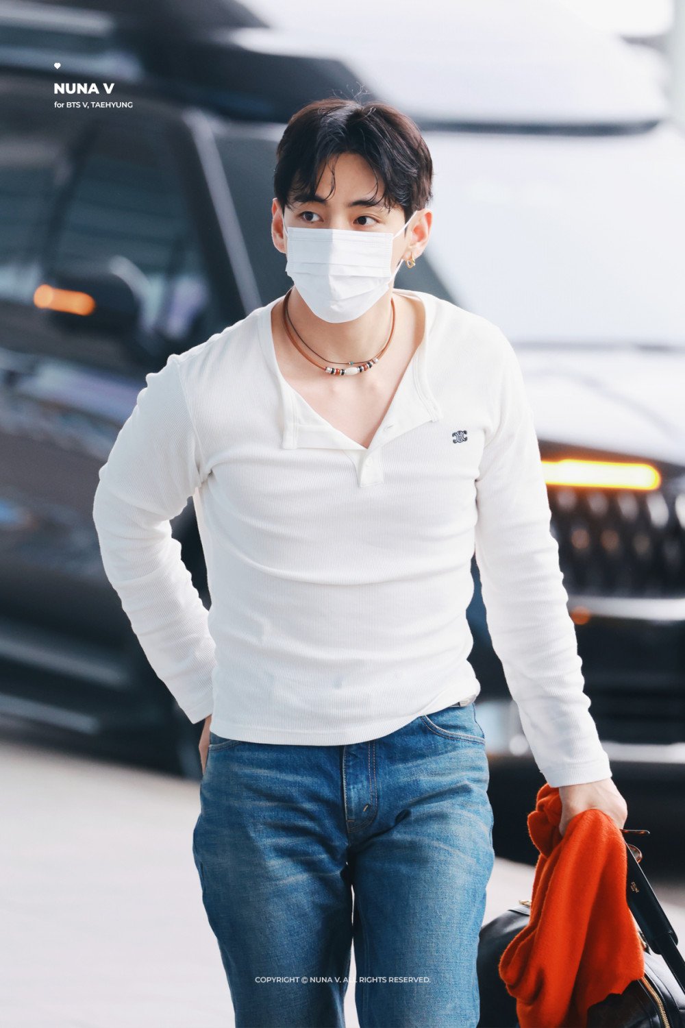 V BTS tampil stylish di Bandara Incheon