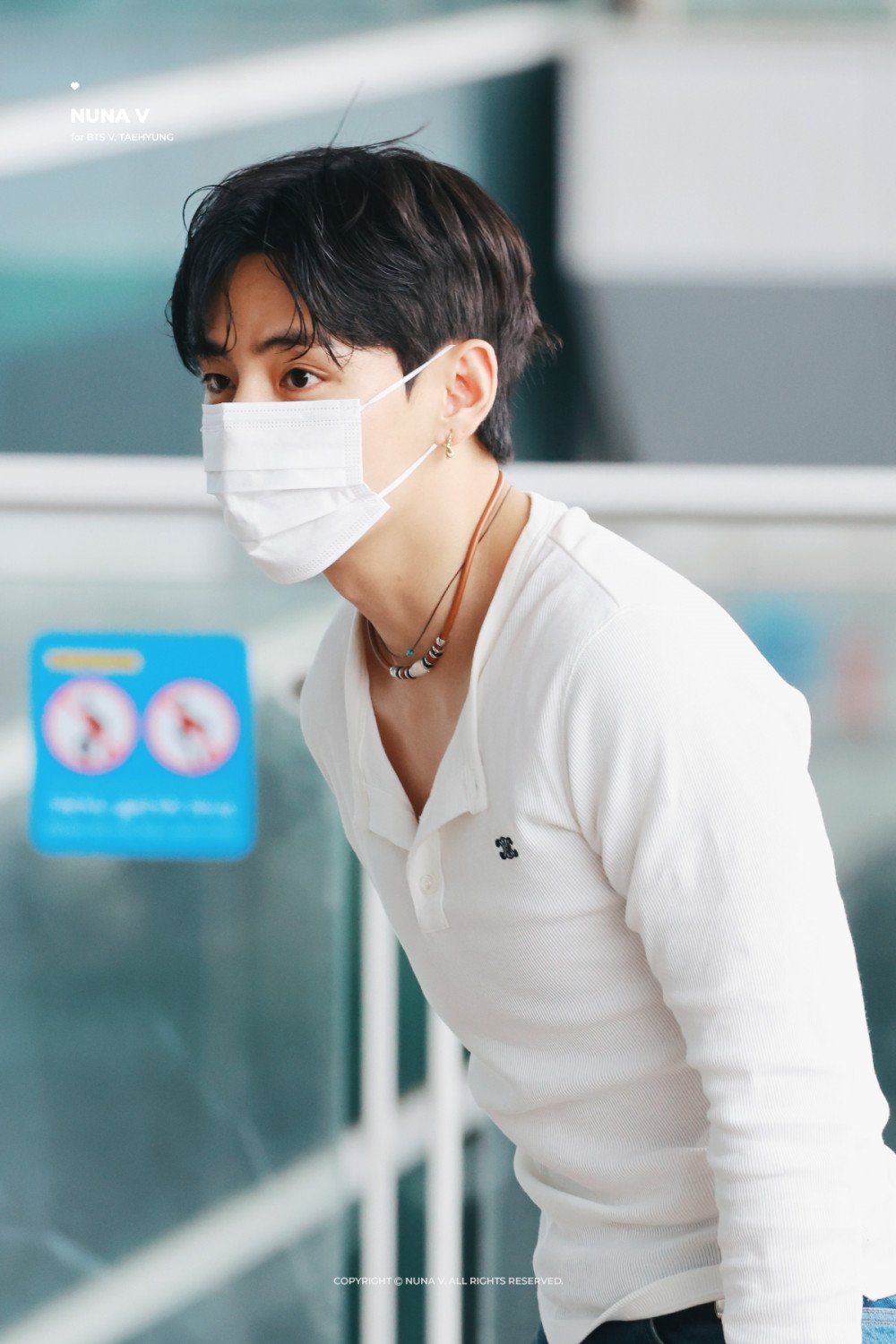 V BTS dengan tas travel CELINE