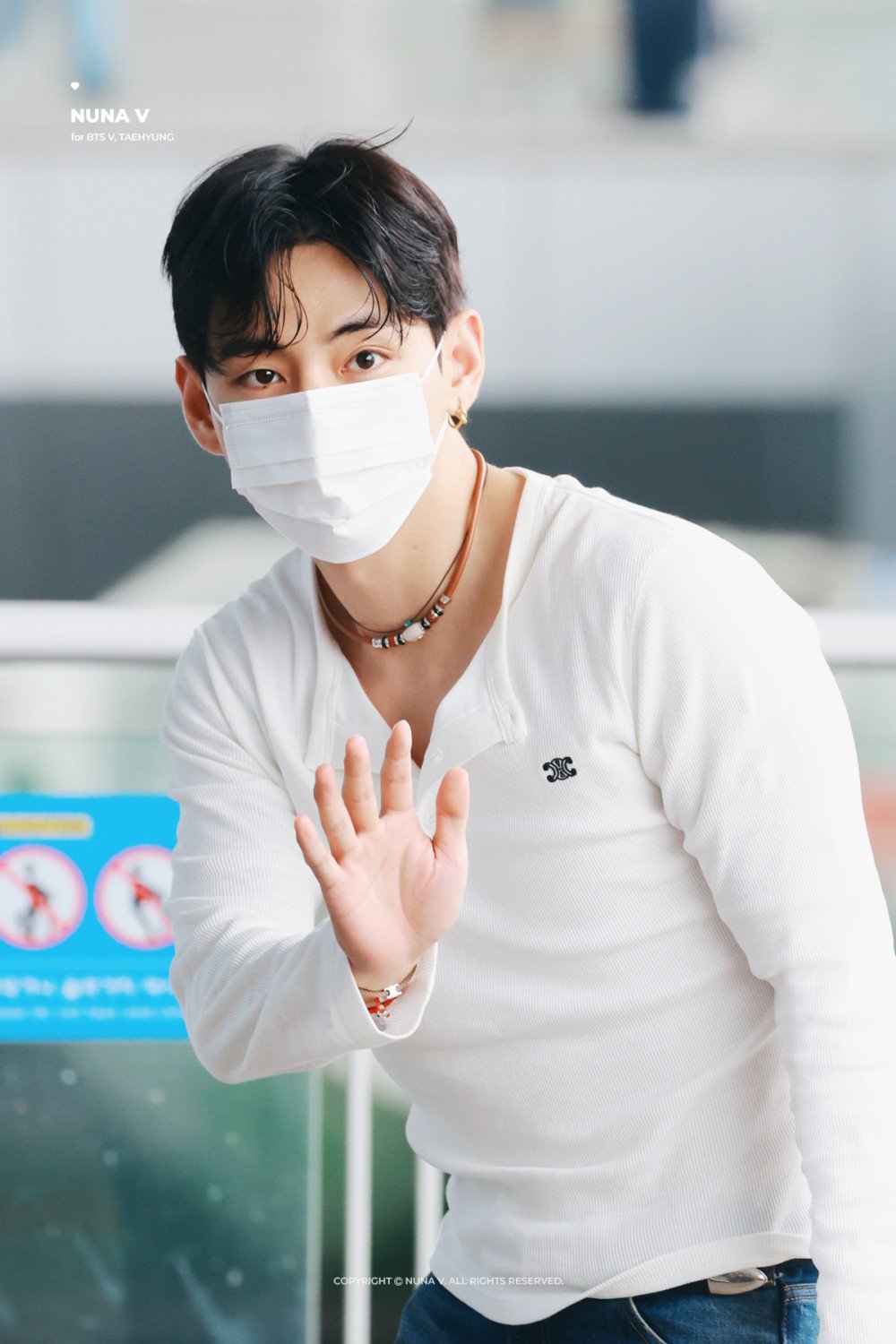 V BTS mengenakan busana CELINE
