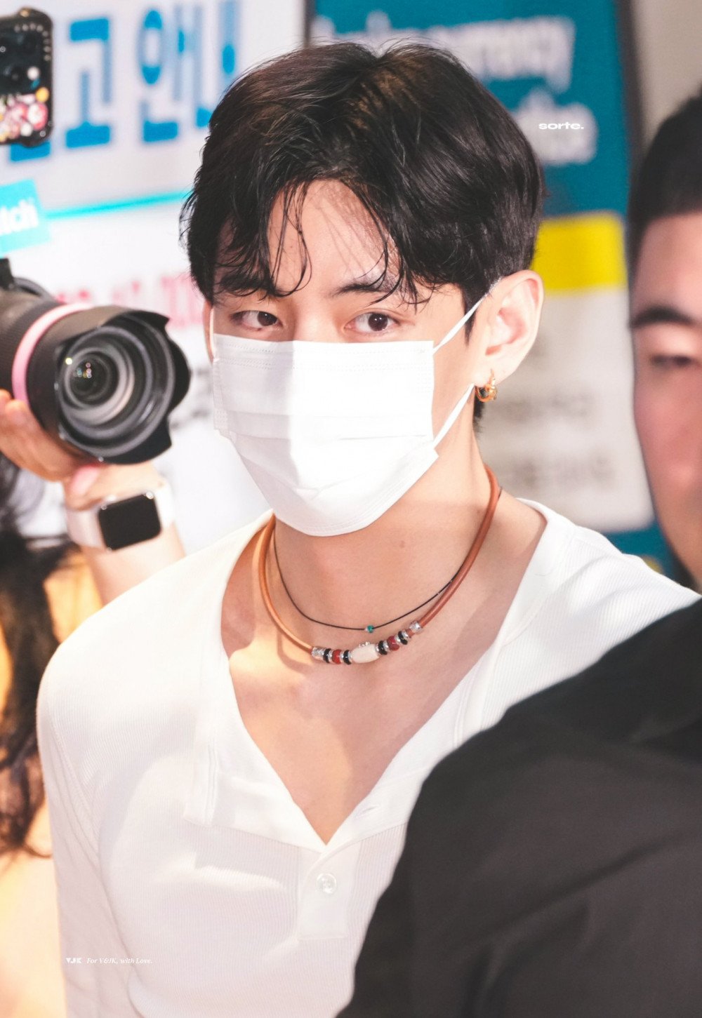 V BTS siap untuk CELINE Fashion Show
