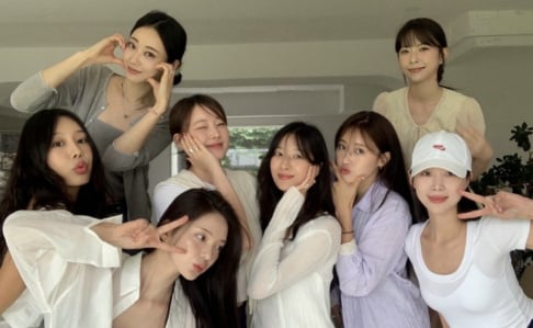 Nine Muses, Sera, Hyuna, Euaerin, Lee Sem, Eunji, Hyemi, Gyeongree (Kyung Li), SungA, Sojin, Keumjo, Minha