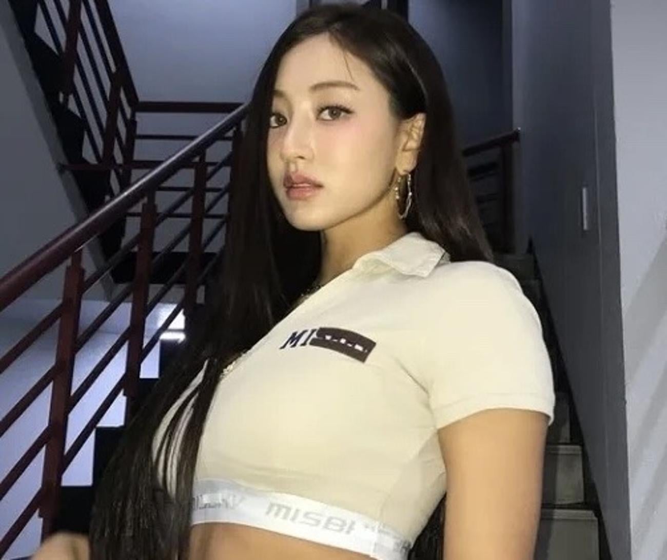 TWICE's Jihyo flaunts toned abs and captivating visuals