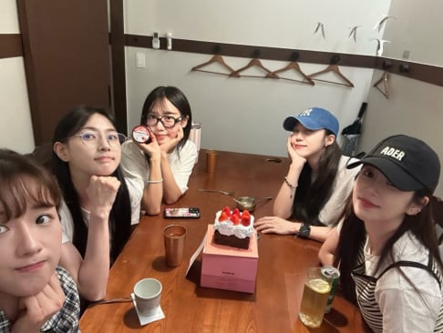 Apink, Chorong, Bomi, Eunji, Na-Eun, Namjoo, Hayoung